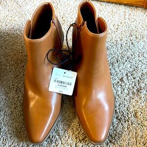 New woman’s ankle boots size 10M color brown.   Beautiful boot.